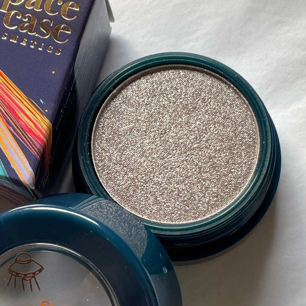 NEW Silvery-grey shimmer eyeshadow